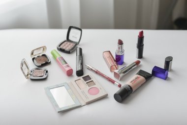 Öğeleri maskara, kaş jel, dudak kalemi, ruj, göz farı., palet, Vakfı, allık ve beyaz masaya fırçalar makyaj yapmak.