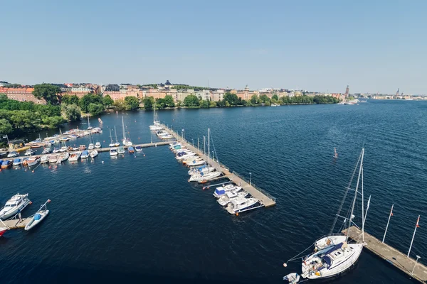 STOCKHOLM, SUECIA - CIRCA JULIO 2014: vista de un río con barcos en Estocolmo, Suecia alrededor de julio 2014 . — Foto de Stock
