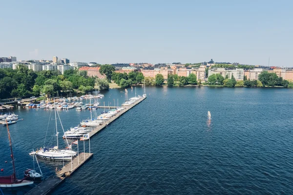 STOCKHOLM, SUECIA - CIRCA JULIO 2014: vista de un río con barcos en Estocolmo, Suecia alrededor de julio 2014 . —  Fotos de Stock