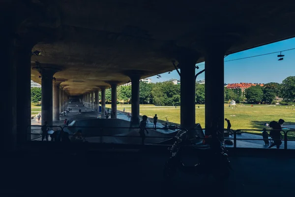 Stockholm, Švédsko - cca červenec 2014: bruslař park pod mostem ve Stockholmu, Švédsko cca červenec 2014. — Stock fotografie