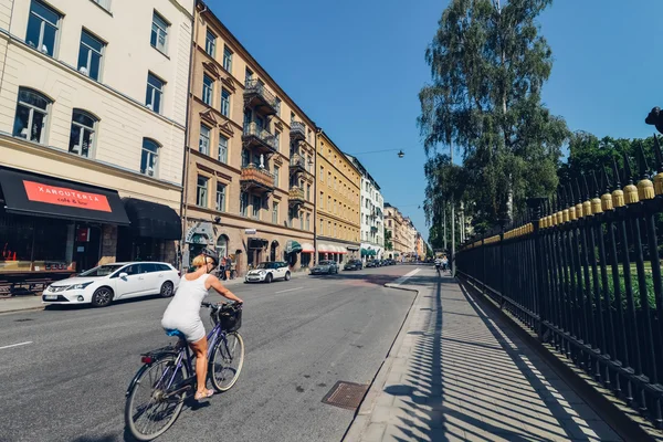 STOCKHOLM, SUÈDE - CIRCA JUILLET 2014 : cycliste dans la rue à Stockholm, Suède vers juillet 2014 . — Photo
