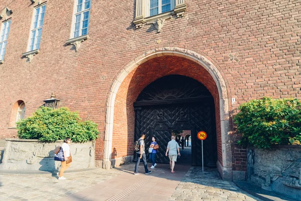 2014 年 7 月頃、スウェーデン、ストックホルムの市庁舎の中庭にストックホルム, スウェーデン - 2014 年 7 月頃: 入り口. — ストック写真