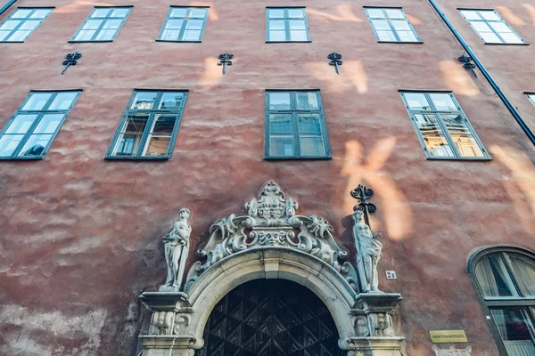 STOCCOLMA, SVEZIA - CIRCA LUGLIO 2014: facciata di luminosi edifici dipinti nel centro storico Gamla Stan a Stoccolma, Svezia circa luglio 2014 . — Foto Stock