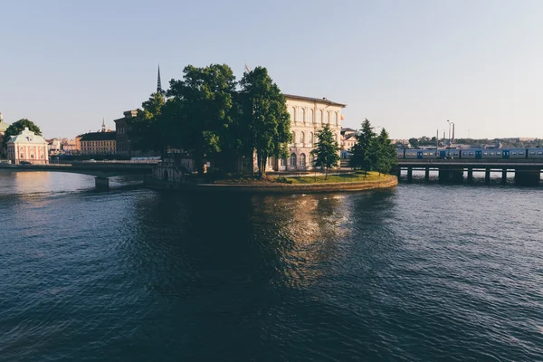 Stockholm, İsveç - Temmuz 2014 yaklaşık: ada Stokholm Temmuz 2014 yaklaşık bir nehir üzerinde bir bina bir görünüm. — Stok fotoğraf
