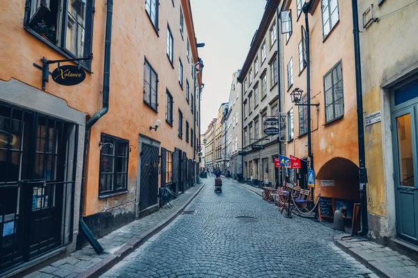 Stockholm, İsveç - Temmuz 2014 yaklaşık: dar yan sokakta eski şehir Gamla Stan Stokholm, İsveç Temmuz 2014 yaklaşık parlak boyalı binalar ile.