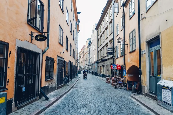 Sztokholm, Szwecja - około lipca 2014: wąskiej bocznej uliczce z jasne malowane budynków na Starówce Gamla Stan w Sztokholmie, Szwecja około lipca 2014. — Zdjęcie stockowe