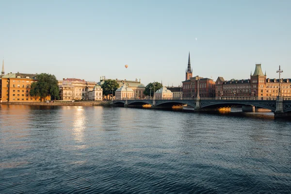 ESTOCOLMO, SUECIA - CIRCA JULIO 2014: una vista del casco antiguo de Estocolmo sobre el río por la noche, Suecia alrededor de julio 2014 . —  Fotos de Stock