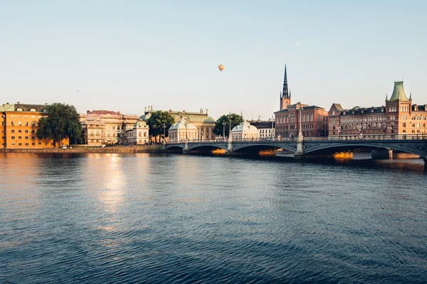 Stockholm, Svédország - Circa 2014. július: a kilátás Stockholm város Svédország július 2014 cirka este a folyón. — Stock Fotó