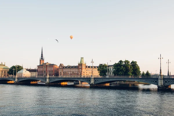 Stockholm, Sverige - Circa juli 2014: en vy av gamla stan över floden på kvällen, Sverige circa juli 2014. — Stockfoto