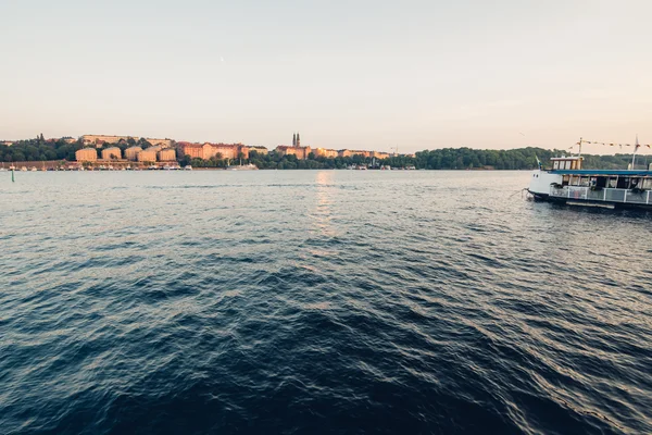 Stockholm, Svédország - Circa 2014. július: a kilátás Stockholm város Svédország július 2014 cirka este a folyón. — Stock Fotó