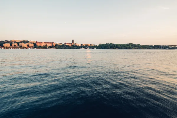 Stockholm, Svédország - Circa 2014. július: a kilátás Stockholm város Svédország július 2014 cirka este a folyón. — Stock Fotó