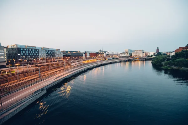 Stockholm, Sverige - Circa juli 2014: en vy av bil lights spår på vägen vid floden på kvällen, Sverige circa juli 2014. — Stockfoto