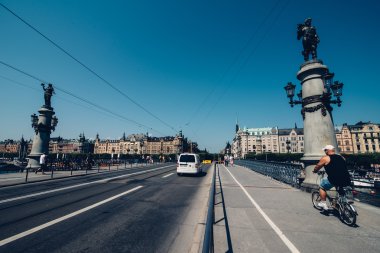 Stockholm, İsveç - Temmuz 2014 yaklaşık: gemilerde nehir ve Binalar kenarında bulunan Stokholm Temmuz 2014 yaklaşık ortasına.