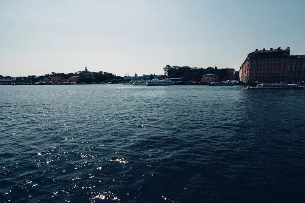 Stockholm, Sverige - Circa juli 2014: vallen med gamla byggnader längs flodstranden i centrum i Stockholm ca juli 2014. — Stockfoto