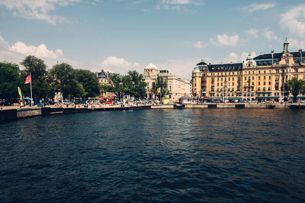 STOCKHOLM, SWEDEN - CIRCA JULY 2014: набережная со старыми зданиями вдоль берега реки в центре Стокгольма, Швеция около июля 2014 года . — стоковое фото