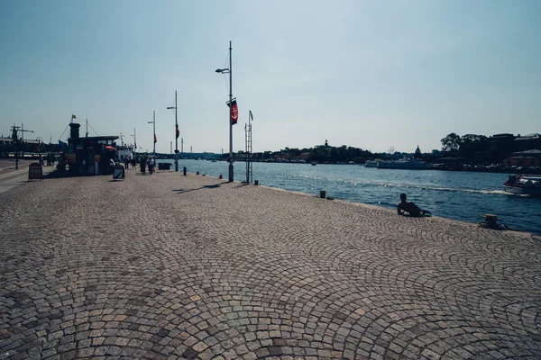 Stockholm, schweden - ca. juli 2014: uferböschung im zentrum von stockholm, schweden ca. juli 2014. — Stockfoto