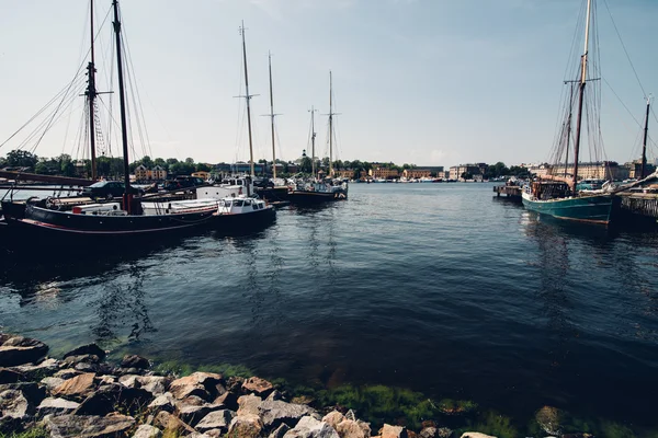 Stockholm, İsveç - Temmuz 2014 yaklaşık: gemi ve tekneler limanda Stokholm, İsveç Temmuz 2014 yaklaşık. — Stok fotoğraf