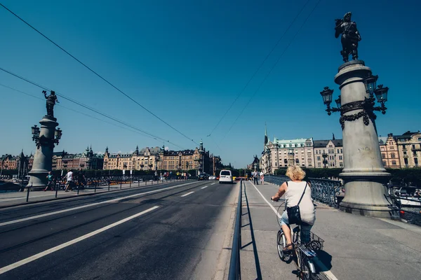 STOCKHOLM, SUÉCIA - CIRCA JULHO 2014: pessoas na ponte no centro de Estocolmo, Suécia por volta de julho de 2014 . — Fotografia de Stock
