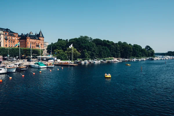 Stockholm, Svédország - Circa 2014. július: hajók, a folyó és az épületek, a bankok, Stockholm, Svédország-circa 2014. július közepén. — Stock Fotó