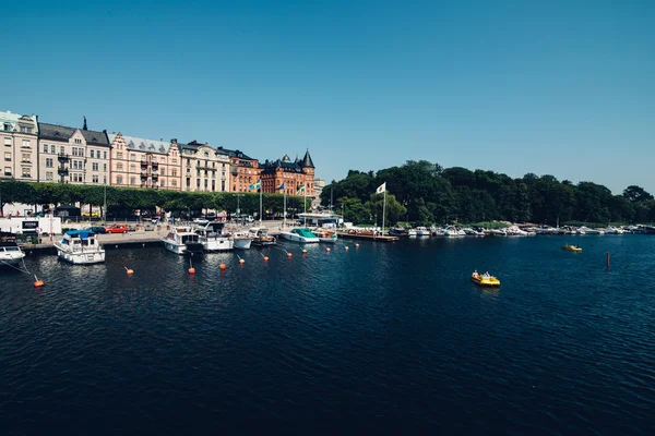 STOCKHOLM, SUÉCIA - CIRCA JULHO 2014: barcos no rio e edifícios nas margens do centro de Estocolmo, Suécia por volta de julho de 2014 . — Fotografia de Stock