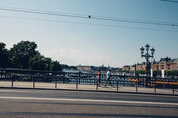 斯德哥尔摩，瑞典-大约 7 月 2014年: 人们在斯德哥尔摩，瑞典大约 7 月 2014年中心桥上. — 图库照片