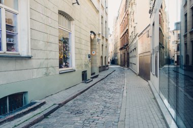 Riga, Letonya - Temmuz 2014 yaklaşık: ev ve Binalar Riga, Letonya eski şehir sıcak güneşli bir Temmuz 2014 yılında.