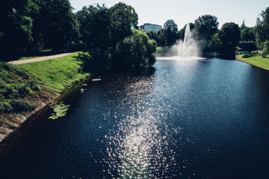 Riga, Letonya - Temmuz 2014 yaklaşık: sıcak güneşli bir Temmuz 2014 yılında Riga, Letonya Bastejkalna parklarda bir kanal.