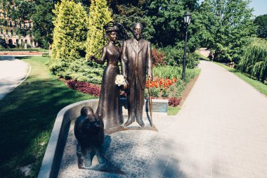 Riga, Letonya - Temmuz 2014 yaklaşık: bronz heykel, Riga, Letonya Bastejkalna parklarda sıcak güneşli bir Temmuz 2014 yılında eski fashione Çift.