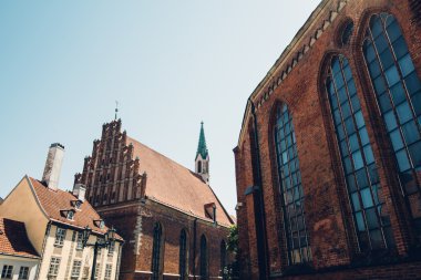 Riga, Letonya - Temmuz 2014 yaklaşık: Riga, Letonya Temmuz 2014 yılında eski şehir'deki eski geleneksel yapılar.