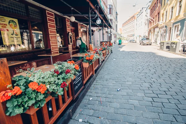 Riga, Łotwa - około lipca 2014: kawiarni ulicy na ulicy na starym mieście w Rydze, Łotwa na słoneczny ciepły dzień w lipca 2014. — Zdjęcie stockowe