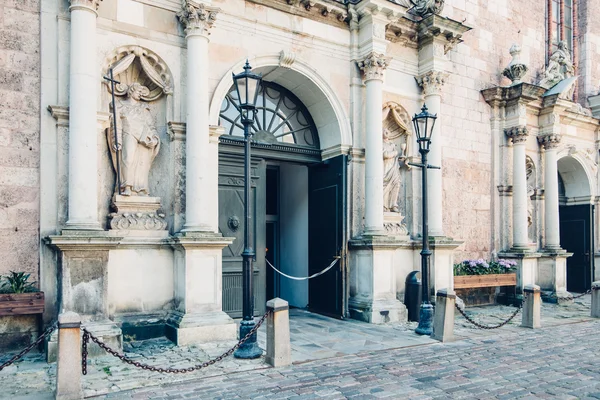 RIGA, LETTONIA - CIRCA LUGLIO 2014: antica chiesa nel centro storico di Riga, Lettonia, in una calda giornata di sole a luglio 2014 . — Foto Stock