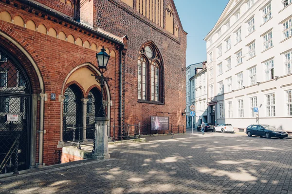 RIGA, Letonia - CIRCA JULIO 2014: calles y edificios en el casco antiguo de Riga, Letonia, en un día soleado y cálido en julio de 2014 . — Foto de Stock