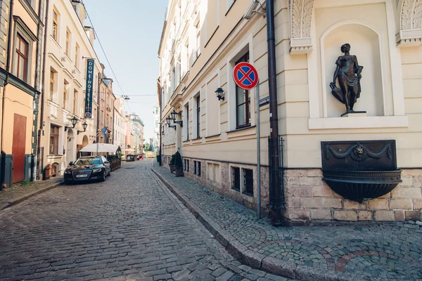 Ryga, Łotwa - około lipca 2014: ulica i budynków na starym mieście w Rydze, Łotwa na słoneczny ciepły dzień w lipca 2014. — Zdjęcie stockowe