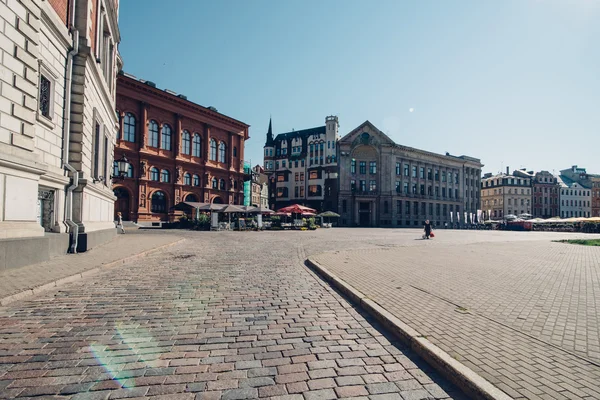 Riga, Letonya - Temmuz 2014 yaklaşık: ev ve Binalar Riga, Letonya eski şehir sıcak güneşli bir Temmuz 2014 yılında. — Stok fotoğraf