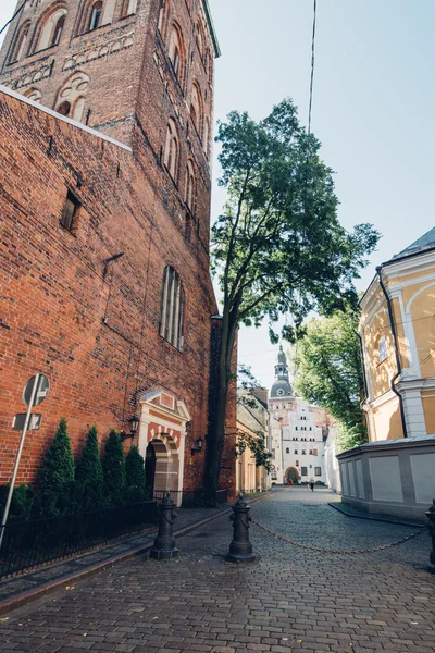 RIGA, LATVIA - CIRCA JULHO 2014: rua e prédios na cidade velha de Riga, Letônia, em um dia quente e ensolarado em julho de 2014 . — Fotografia de Stock