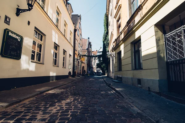 Riga, Letonya - Temmuz 2014 yaklaşık: Riga, Letonya eski şehir sıcak güneşli bir Temmuz 2014 yılında binalar. — Stok fotoğraf