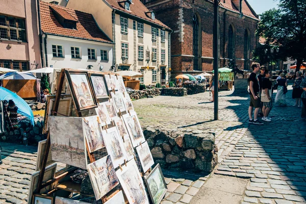 Рига, Латвія - Circa липня 2014: картини з історичних пам'яток на продаж в Старому місті в Ризі, Латвія в липні 2014. — стокове фото