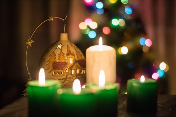 Moskou - Circa December 2015: groene en witte kaarsen met feestelijk Nieuwjaar verlichting op de achtergrond in December 2015. — Stockfoto