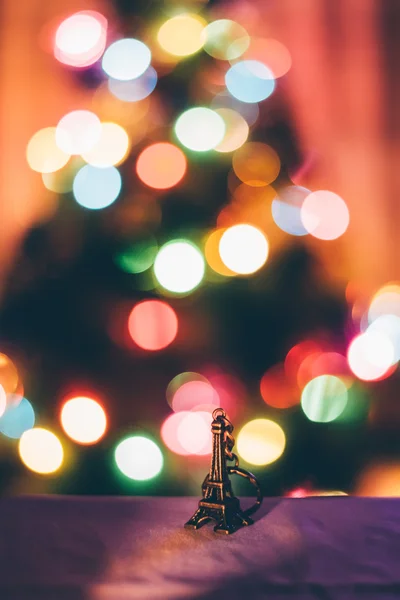 Moskou - Circa December 2015: miniatuur eiffel tower met feestelijk Nieuwjaar lampjes op de achtergrond in December 2015. — Stockfoto
