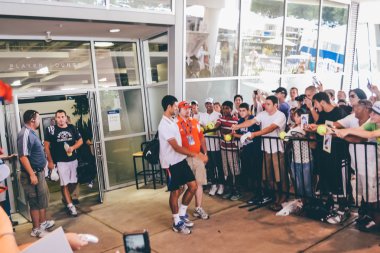 Cincinnati, Oh - 2011 yaklaşık: bir kalabalık Novak Djokovic Lindner aile Tenis merkezi üzerinde Cincinnati, Oh, ABD Western & Güney açık Turnuvası Finalleri sonra yaz 2011 selamlıyor.