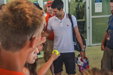 Cincinnati, Oh - 2011 yaklaşık: bir kalabalık Novak Djokovic Lindner aile Tenis merkezi üzerinde Cincinnati, Oh, ABD Western & Güney açık Turnuvası Finalleri sonra yaz 2011 selamlıyor.