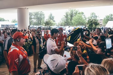 Cincinnati, Oh - 2011 yaklaşık: bir kalabalık Novak Djokovic Lindner aile Tenis merkezi üzerinde Cincinnati, Oh, ABD Western & Güney açık Turnuvası Finalleri sonra yaz 2011 selamlıyor.