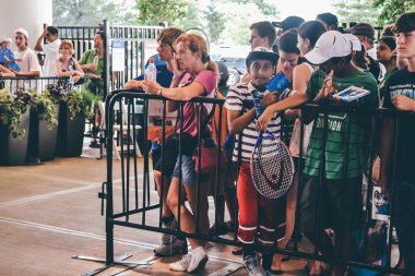 Cincinnati, Oh - 2011 yaklaşık: tenis hayranları oyuncular için Cincinnati, Oh, ABD Western & Güney açık turnuva üzerinde Lindner aile Tenis Merkezi maçtan sonra yaz 2011 bekle.