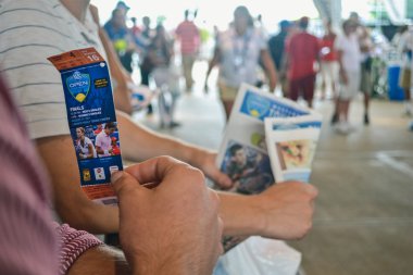 Cincinnati, Oh - 2011 yaklaşık: adam bir bilet için Lindner aile Tenis Merkezi Finalleri Cincinnati, Oh, ABD Western & Güney açık turnuva üzerinde yaz 2011 tutar.