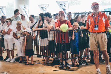 Cincinnati, Oh - 2011 yaklaşık: tenis hayranları oyuncular için Cincinnati, Oh, ABD Western & Güney açık turnuva üzerinde Lindner aile Tenis Merkezi maçtan sonra yaz 2011 bekle.