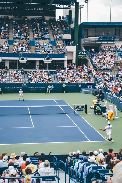 Cincinnati, Oh - Circa 2011: fylld central domstol på Lindner Family Tennis Center på Western & södra Open tournament finalen i Cincinnati, Oh, Usa på sommaren 2011. — Stockfoto