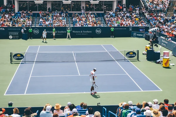 CINCINNATI, OH - CIRCA 2011: partida de tênis Novak Djokovic vs Andy Murray no Lindner Family Tennis Center na final do torneio Western & Southern Open em Cincinnati, OH, EUA no verão de 2011 . — Fotografia de Stock