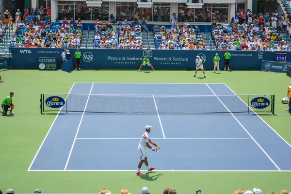 CINCINNATI, OH - CIRCA 2011: partido de tenis Novak Djokovic vs Andy Murray en el Lindner Family Tennis Center en las finales del torneo Western & Southern Open en Cincinnati, OH, USA en el verano de 2011 . — Foto de Stock