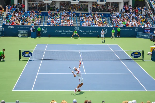 Cincinnati, Oh - cca 2011: tenisový zápas Novak Djoković vs Andy Murray na Lindner rodina Tennis Center na západní & jižní otevřené finále turnaje v Cincinnati, Oh, Usa na léto 2011. — Stock fotografie