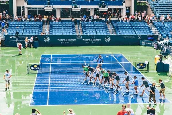 CINCINNATI, OH - CIRCA 2011: court workers after sudden rain at Lindner Family Tennis Center on Western & Southern Open tournament finals in Cincinnati, OH, USA at summer 2011. — Stock Photo, Image